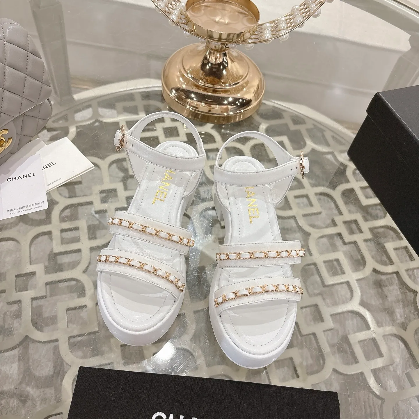 👟👟Ex-factory price 560👟👟Chanel Xiaoxiang 2025ss spring and summer latest catwalk fashion chain decoration top quality! Accurate to 1:1, light luxury without tiring the feet, the upper foot can be matched with spring and summer clothes at will, highlighting texture and taste, simple yet luxurious appearance, even if it is just a pair of sandals, it is definitely a must-have pair in the summer shoe cabinet. Upper: imported lambskin. Lining: imported sheepskin lining. Outsole: original customized outsole. Size: 35-40 (40.41.42 custom-made, non-returnable)